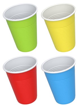 Beyaz arka planda izole edilmiş renkli plastik bardaklar, parti malzemeleri kavramı.