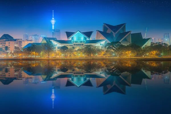 Kuala Lumpur noční scenérie, palác kultury — Stock fotografie