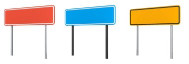 Metal direklerde farklı şekil ve renklere sahip boş trafik işaretleri, kırpma yolu ile beyaz arkaplanda izole edilmiş, yol güvenliği kavramı