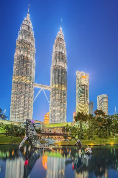 Architettura moderna e parco cittadino, Malesia — Foto Stock