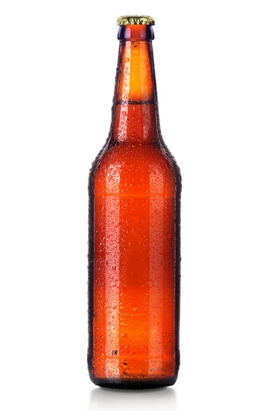 Botella de cerveza con gotas aisladas sobre blanco —  Fotos de Stock