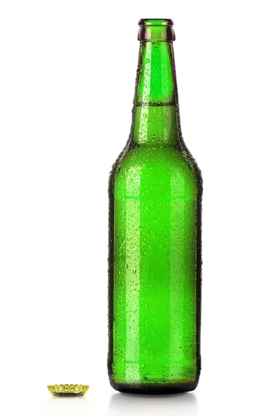 Μπουκάλι μπύρας με σταγόνες που απομονώνονται σε λευκό — Φωτογραφία Αρχείου
