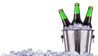 bira şişe buz üzerinde beyaz izole kova