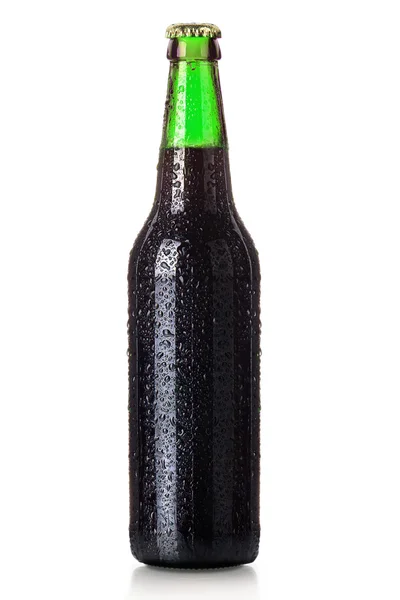 Garrafa de cerveja com gotas isoladas em branco — Fotografia de Stock