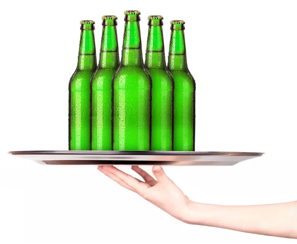 Kelnerka Trzymając zasobnik z butelek piwa na białym tle — Zdjęcie stockowe