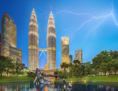 Kuala Lumpur, Malezya - Mayıs 2015 yaklaşık: Kuala Lumpur Park'tan Petronas ikiz kuleleri gece görüntülemek.