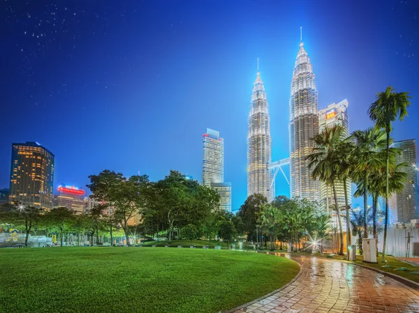 Kuala Lumpur, Malesia - CIRCA Maggio 2015: Petronas Twin Towers vista notturna dal parco di Kuala Lumpur . — Foto Stock