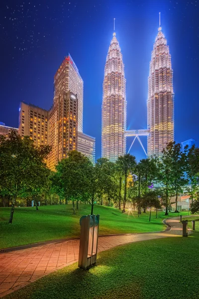 Κουάλα Λουμπούρ, Μαλαισία - γύρω στο Μαΐου 2015: Τη νύχτα στους Δίδυμους Πύργους Petronas δείτε από πάρκο στην Κουάλα Λουμπούρ. — Φωτογραφία Αρχείου