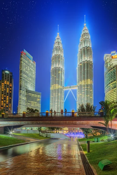 Kuala Lumpur, Malesia - CIRCA Maggio 2015: Petronas Twin Towers vista notturna dal parco di Kuala Lumpur . — Foto Stock