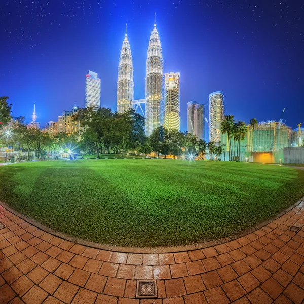 Kuala Lumpur, Malesia - CIRCA Maggio 2015: Petronas Twin Towers vista notturna dal parco di Kuala Lumpur . — Foto Stock