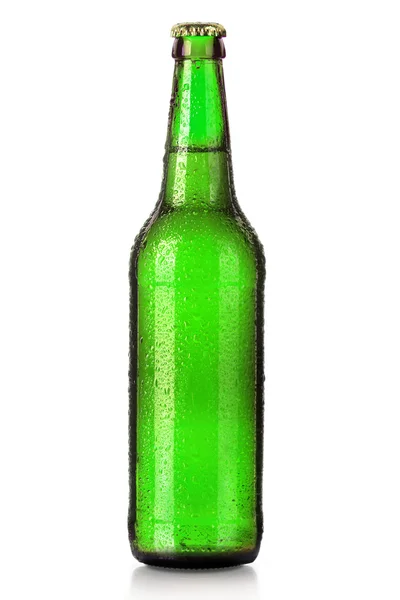 Botella de cerveza con gotas aisladas sobre blanco —  Fotos de Stock