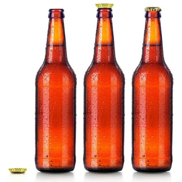 Набор бутылок пива с морозными капельками изолирован — стоковое фото