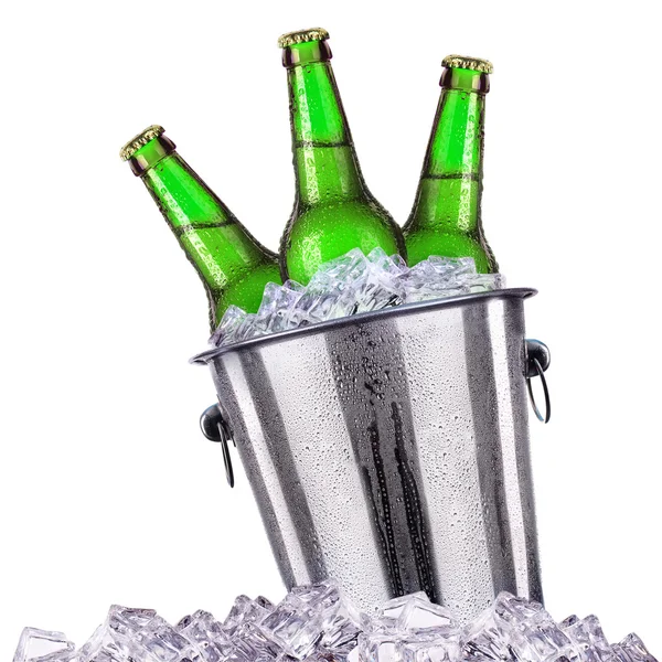 Bottiglie di birra in secchiello isolato su bianco — Foto Stock