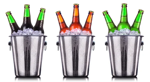 Garrafas de cerveja em balde de gelo isolado em branco — Fotografia de Stock