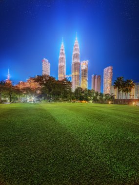 Kuala Lumpur, Malezya - Mayıs 2015 yaklaşık: Kuala Lumpur Park'tan Petronas ikiz kuleleri gece görüntülemek.