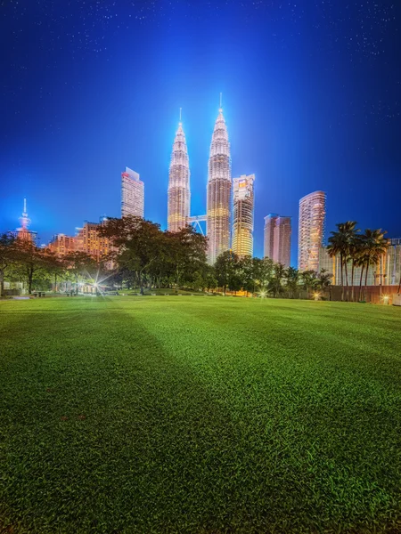 Kuala Lumpur, Malesia - CIRCA Maggio 2015: Petronas Twin Towers vista notturna dal parco di Kuala Lumpur . — Foto Stock