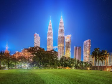 Kuala Lumpur, Malezya - Mayıs 2015 yaklaşık: Kuala Lumpur Park'tan Petronas ikiz kuleleri gece görüntülemek.