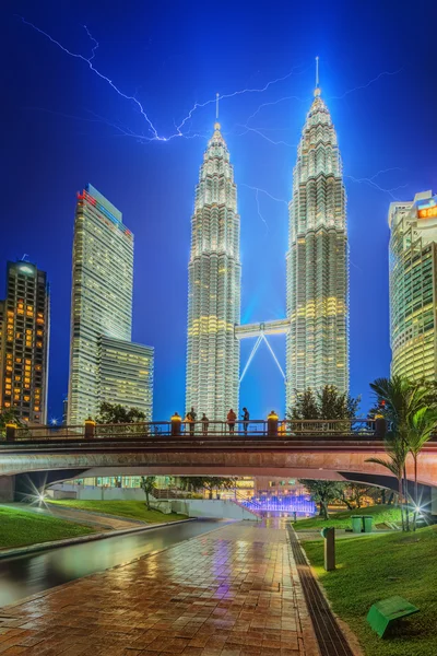 Kuala Lumpur, Malásia - CIRCA Maio 2015: Torres Gêmeas Petronas à noite vista do parque em Kuala Lumpur . — Fotografia de Stock