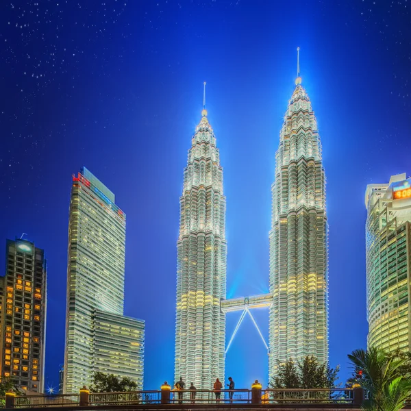 Kuala Lumpur, Malásia - CIRCA Maio 2015: Torres Gêmeas Petronas à noite vista do parque em Kuala Lumpur . — Fotografia de Stock