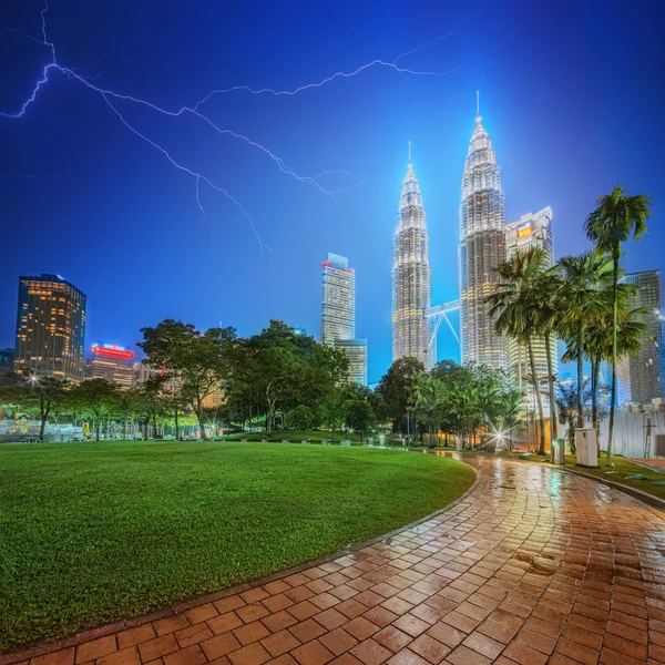 Κουάλα Λουμπούρ, Μαλαισία - γύρω στο Μαΐου 2015: Τη νύχτα στους Δίδυμους Πύργους Petronas δείτε από πάρκο στην Κουάλα Λουμπούρ. — Φωτογραφία Αρχείου
