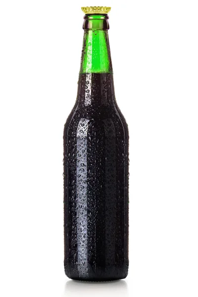 Bottiglia di birra con gocce isolate su bianco — Foto Stock
