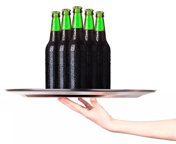 Kellnerin hält Tablett mit Bierflaschen isoliert — Stockfoto