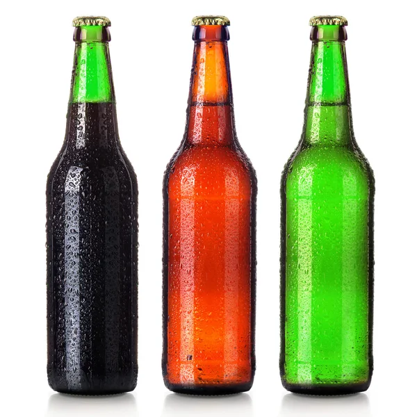 Conjunto de garrafas de cervejas com gotas geladas isoladas — Fotografia de Stock