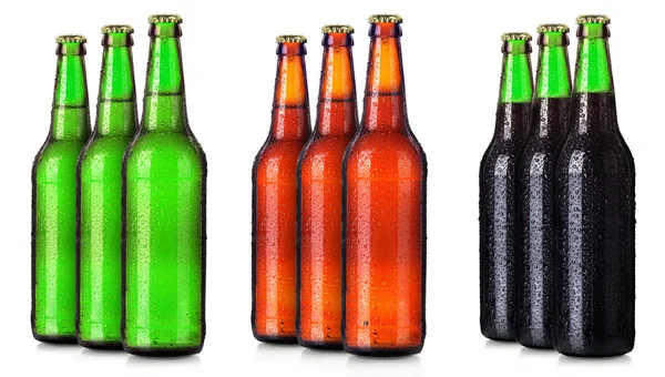 Conjunto de garrafas de cervejas com gotas geladas isoladas — Fotografia de Stock