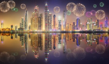 Dubai Yat Limanı güzel Fireworks'de. Birleşik Arap Emirlikleri