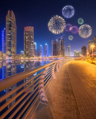 Dubai Yat Limanı güzel Fireworks'de. Birleşik Arap Emirlikleri