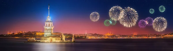 Gyönyörű tűzijátékok, Maiden torony, Kiz Kulesi Isztambul közelében — Stock Fotó