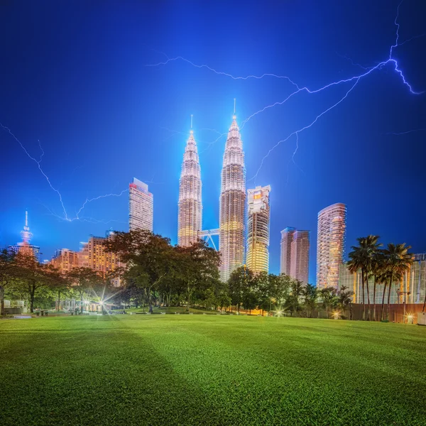 Kuala Lumpur noite cenário no parque, Malásia — Fotografia de Stock