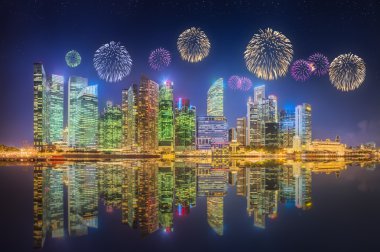 Marina Bay, Singapur manzarası içinde güzel havai fişek