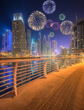 Dubai Yat Limanı güzel Fireworks'de. Birleşik Arap Emirlikleri