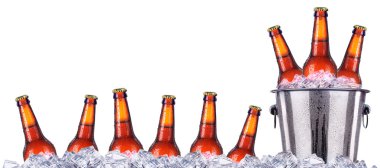 Bira şişe buz soğuk damla ile kümesi