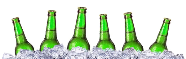 Set di bottiglie di birra con gocce ghiacciate nel ghiaccio — Foto Stock