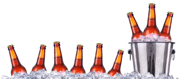 Ensemble de bouteilles de bières avec des gouttes givrées dans la glace — Photo