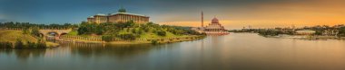 Putrajaya Camii ve Panorama Kuala Lumpur günbatımı