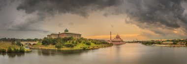 Putrajaya Camii ve Panorama Kuala Lumpur günbatımı
