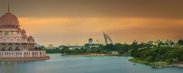 Západ slunce nad Putrajaya mešitu a Panorama Kuala Lumpur — Stock fotografie