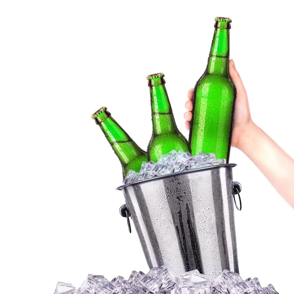 Ensemble de bouteilles de bières avec des gouttes givrées dans la glace — Photo