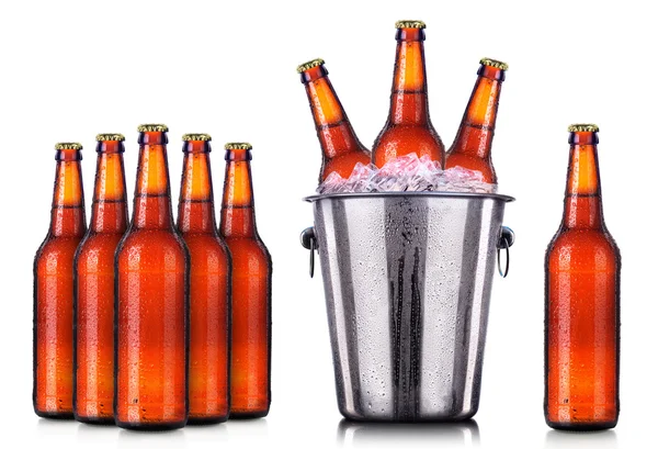 Set de botellas de cerveza con gotas heladas en hielo — Foto de Stock