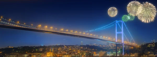 Beautiful fireworks and cityscape of Istanbul — Stock Photo, Image