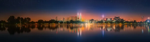 Kuala Lumpur paisaje nocturno, El Palacio de la Cultura — Foto de Stock