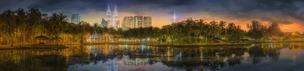 Kuala Lumpur paisaje nocturno, El Palacio de la Cultura — Foto de Stock