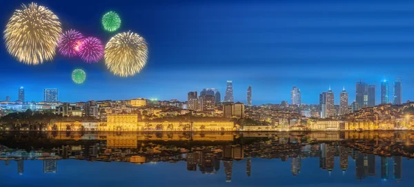 Belos fogos de artifício e paisagem urbana de Istambul — Fotografia de Stock