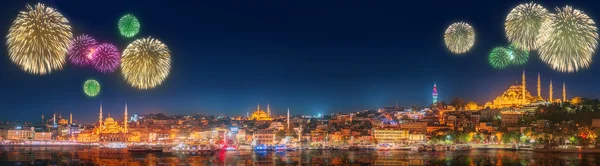 Belos fogos de artifício e paisagem urbana de Istambul — Fotografia de Stock