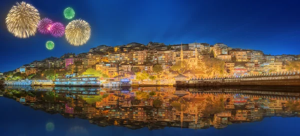 美しい花火とイスタンブールの町並み — ストック写真