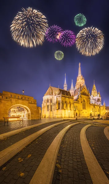 Mooi vuurwerk onder Vissersbastion in Boedapest — Stockfoto