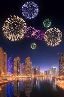 Dubai Yat Limanı güzel Fireworks'de. Birleşik Arap Emirlikleri